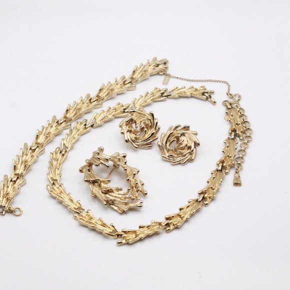 MONET TEXTURED BRUTALIST GOLD TONE PARURE SET - Picture 9 of 9